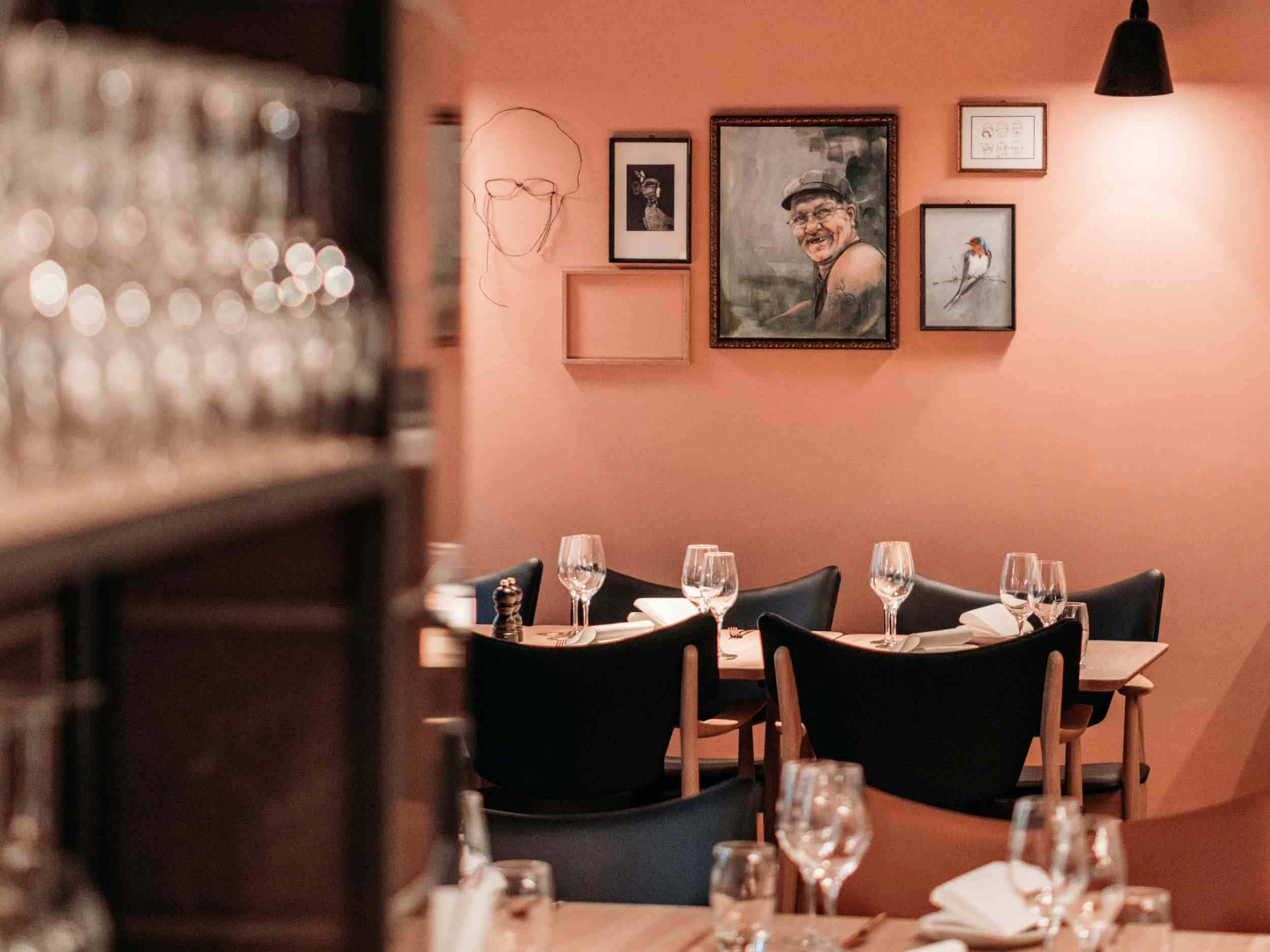 Eigra kjøkken & bar food on plates and restaurant interior