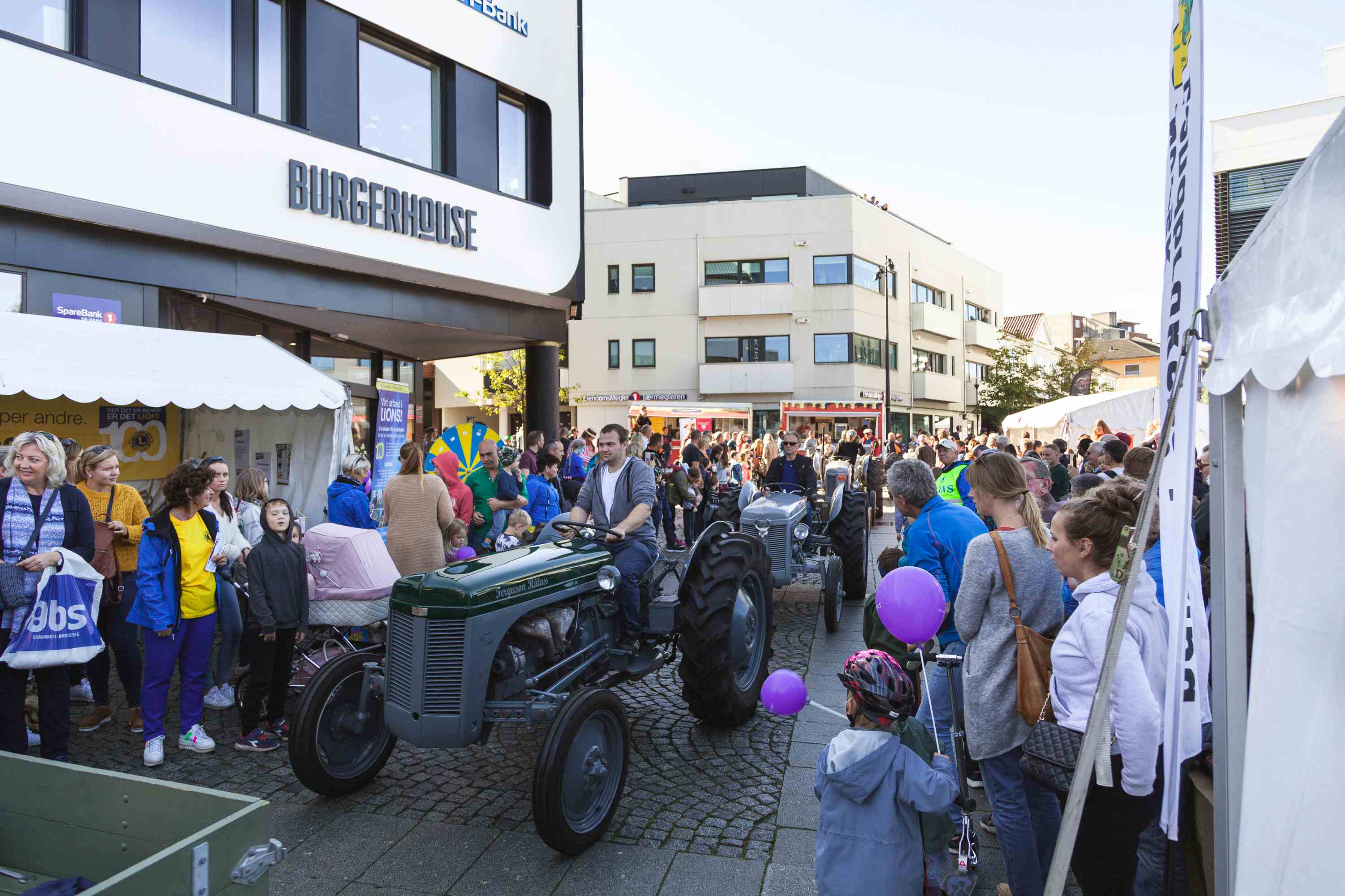 Flotte, gamle traktorer