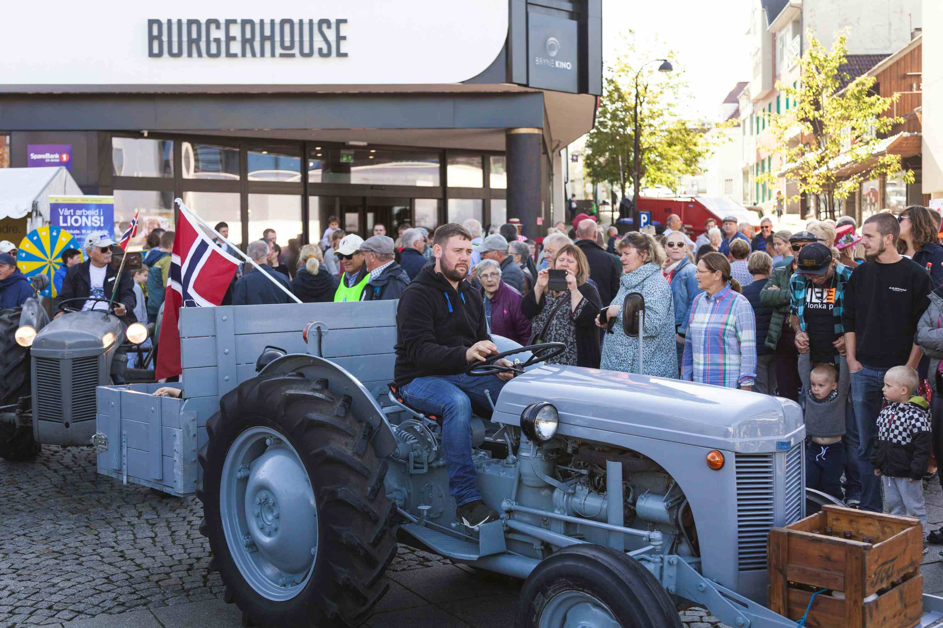 Flotte, gamle traktorer