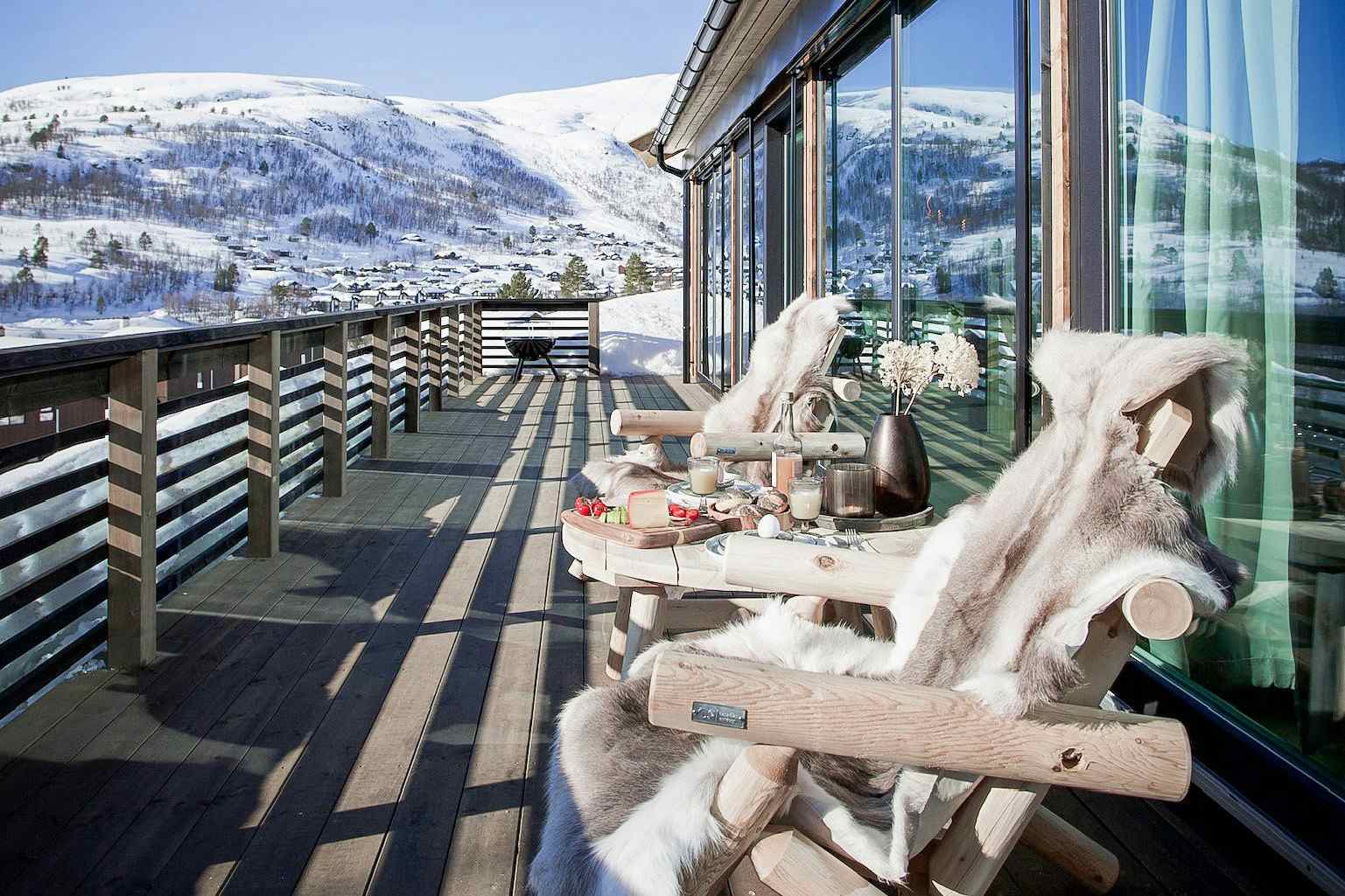 Stoler på veranda med utsikt over Sunnmørsalpane.