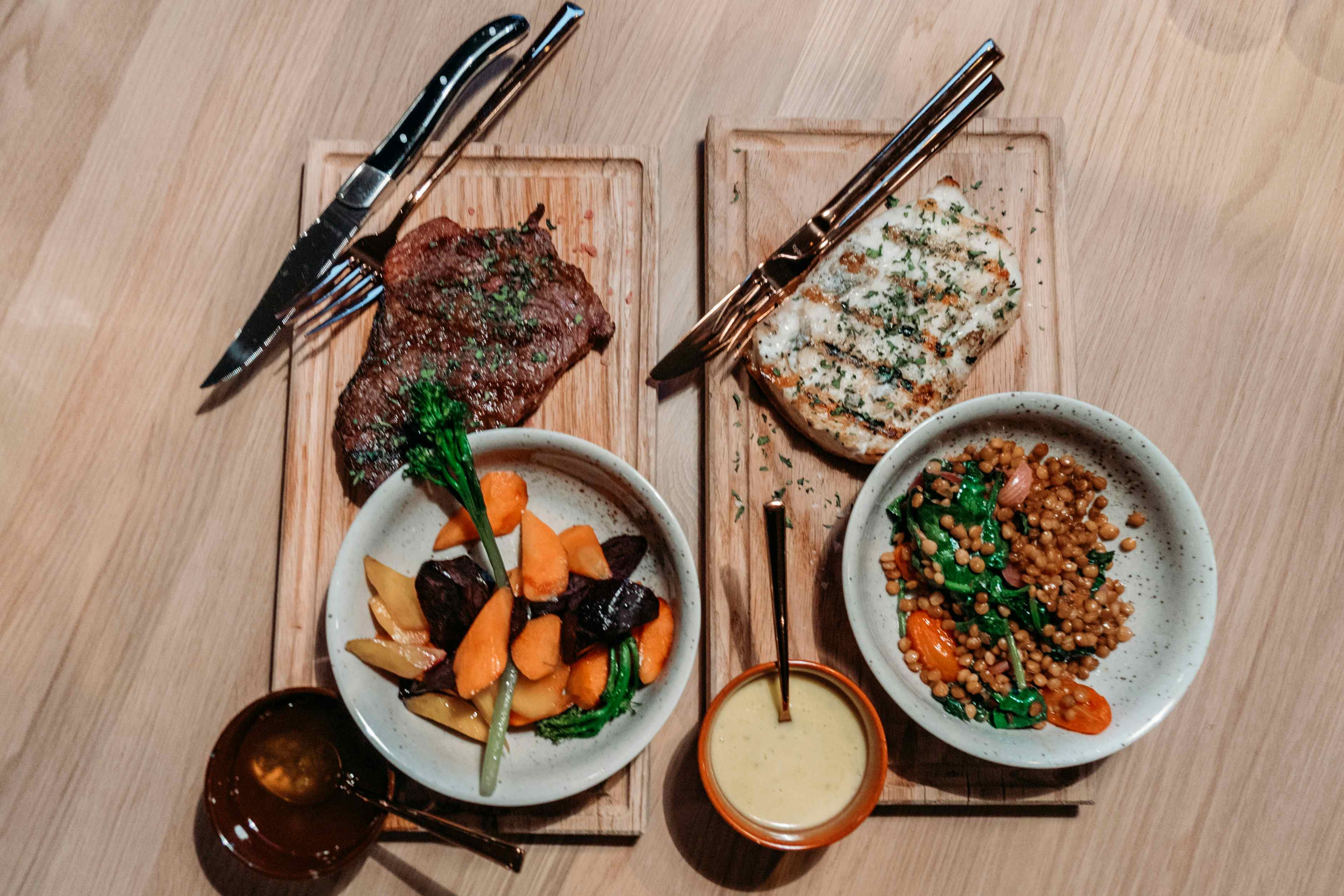 Eigra kjøkken & bar food on plates and restaurant interior